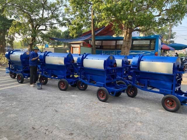 Máy tuốt chờ giao hàng
