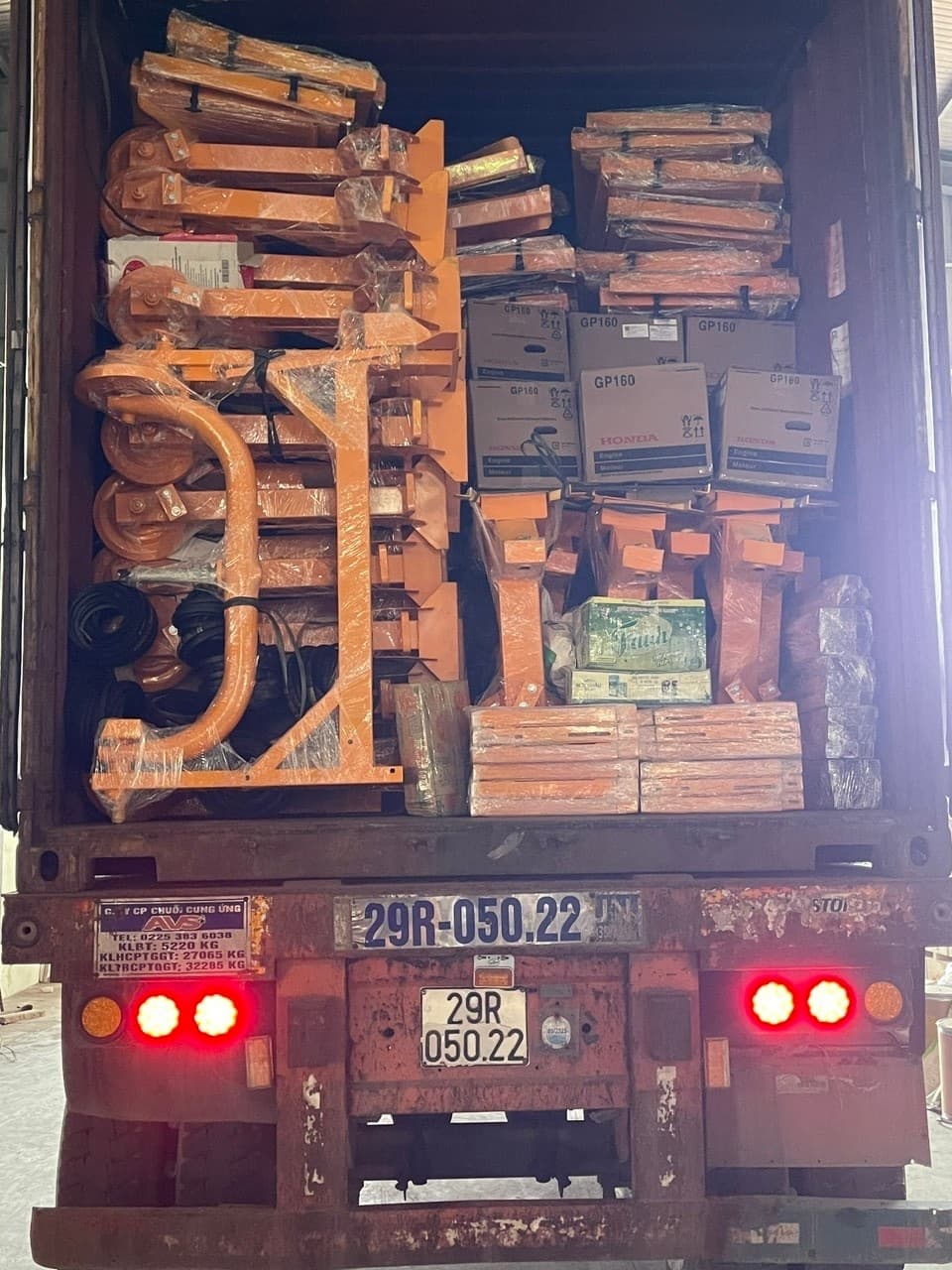 Container hỗn hợp máy móc + động cơ GP160