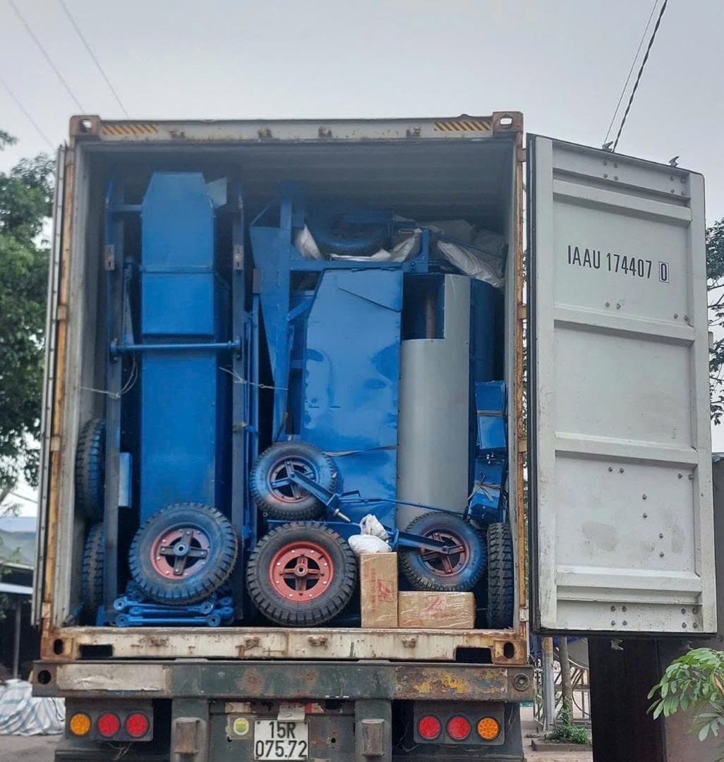 Máy trộn bê tông màu xanh chuẩn bị xuất